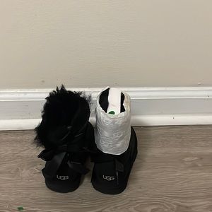 New never worn toddler ugg boots size 8